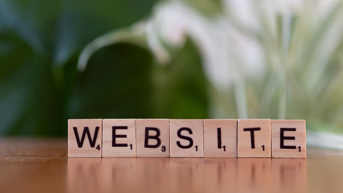 Fichas de letras de madera formando la palabra WEBSITE