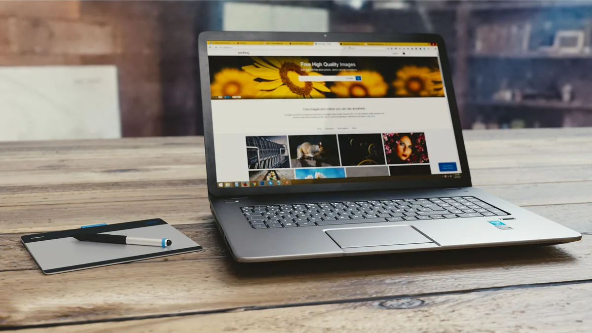 Portátil sobre una mesa mostrando la web de un despacho de abogados